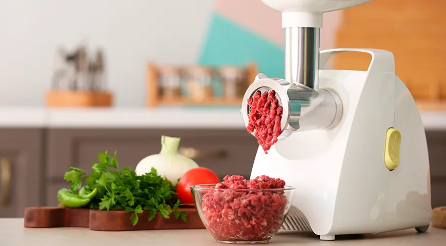 Говяжий фарш отличается по жирности и степени помола, что напрямую влияет на его сочность и текстуру