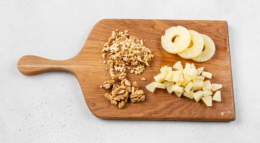 Салат с курицей, ананасом и сыром