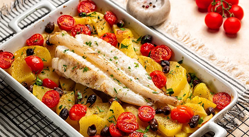Удильщик, запеченный с картофелем, оливками и помидорами