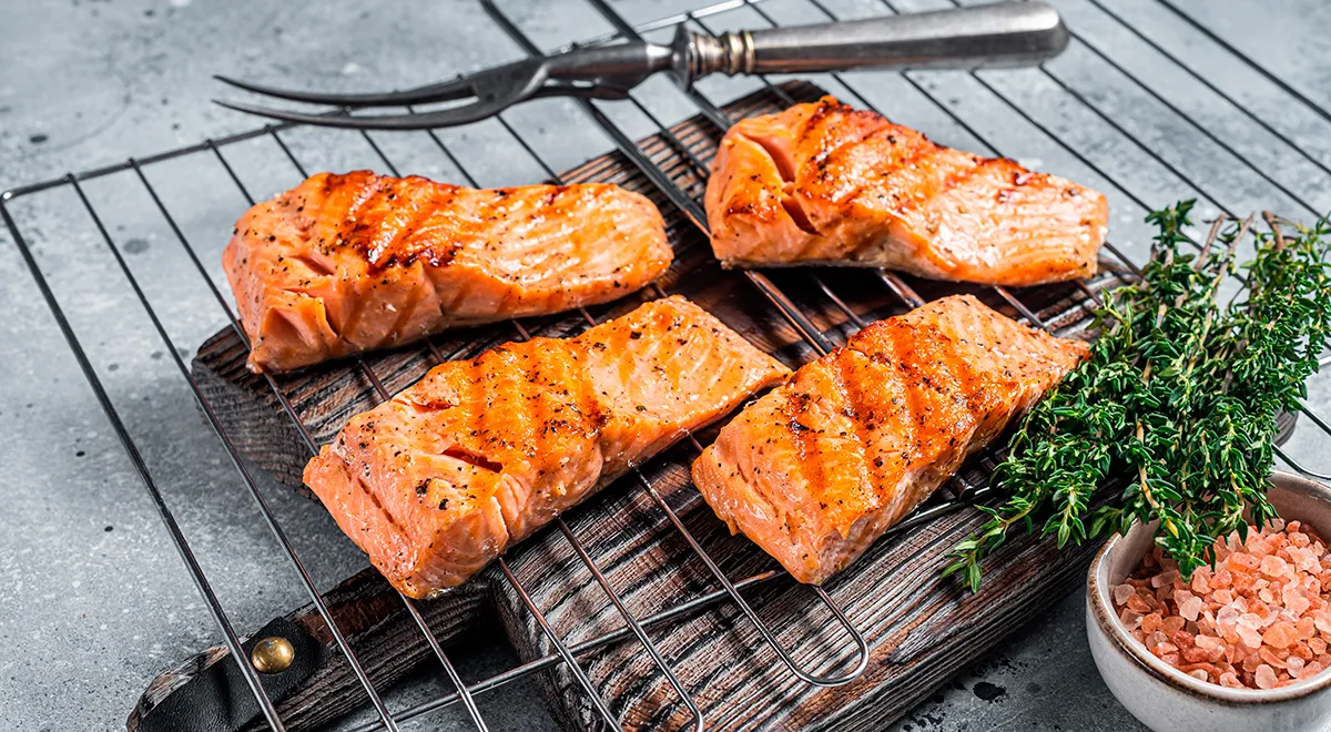 Красная рыба на мангале