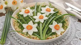 Тёплый картофельный салат с курицей, яйцом и горчичной заправкой