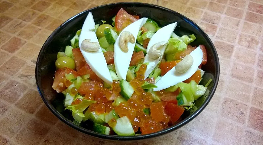 Овощной салат с каперсами, адыгейским сыром, кешью и красной икрой