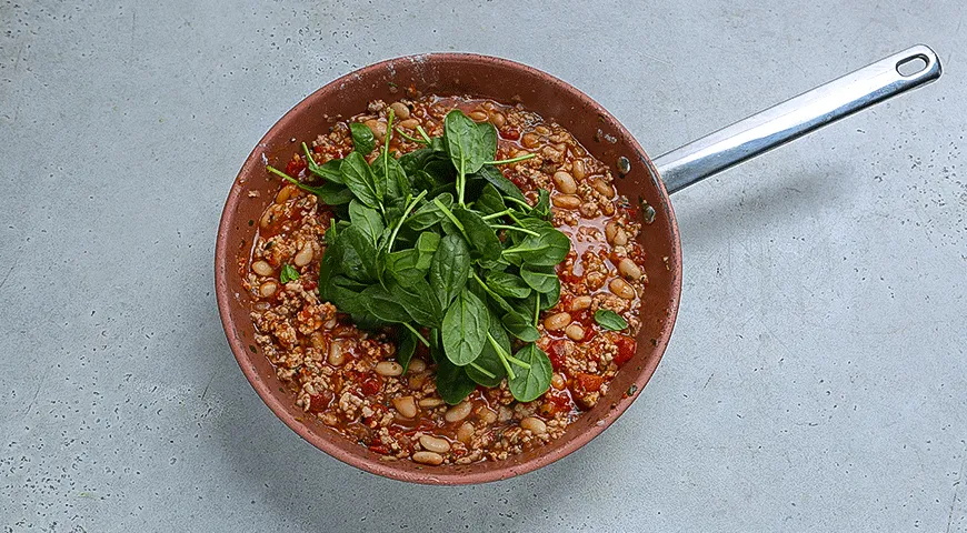 Куриный фарш с фасолью и шпинатом