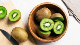 Как выбрать вкусное киви, можно ли есть его с кожурой и как довести до спелости твердый плод