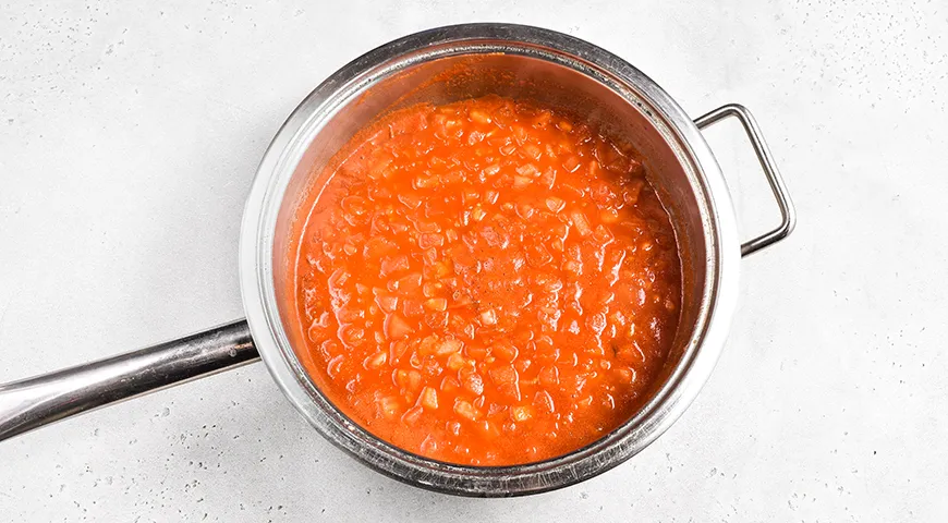 Куриное филе, тушенное в томатном соусе