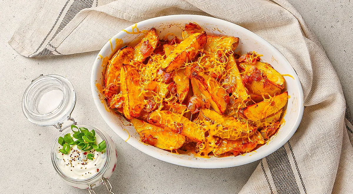 Картофельные дольки с беконом и сыром
