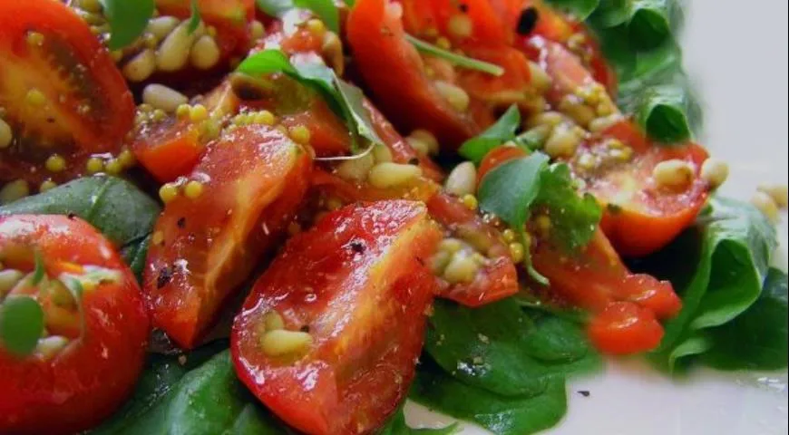 Салат со шпинатом и помидорами - рецепт с фото пошагово
