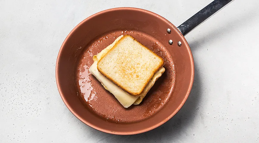 Горячие бутерброды с яйцом, ветчиной и сыром на сковороде 