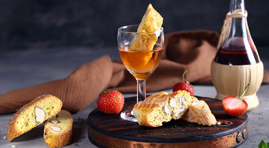 Двойная термообработка придает печенью кантуччи фирменную хрусткость и делает его идеальным для макания в вино или кофе