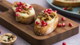 Рецепты с фруктами, хлебом и сырами с плесенью