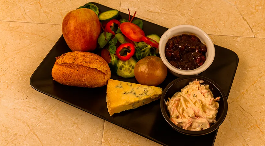 Самое узнаваемое блюдо, где пикули играют центральную роль, — это ploughman's lunch, британский ланч (закусочный набор с хлебом, сыром и пикулями)