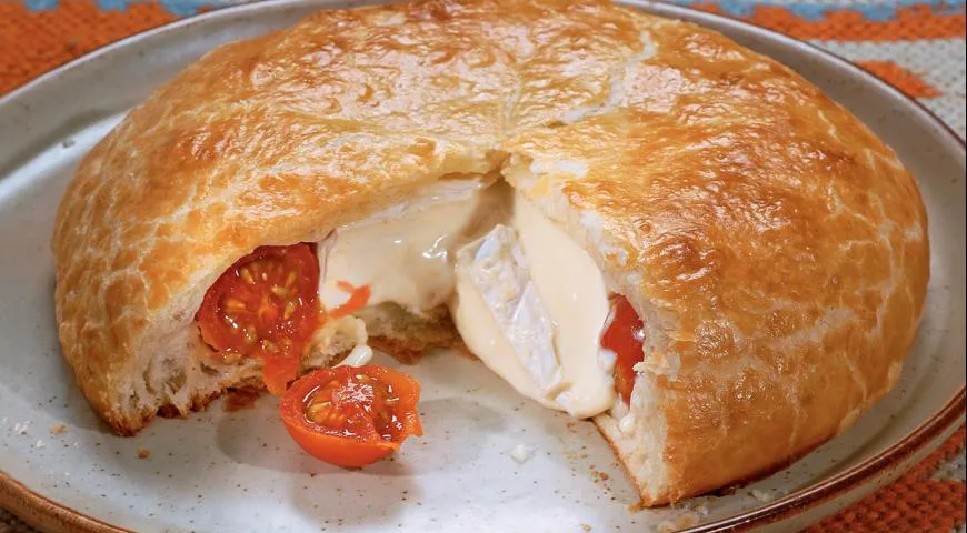 Пирог с помидорами и сыром бри
