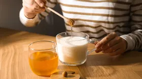 Молоко с медом: польза и вред, неожиданные факты и советы по применению 