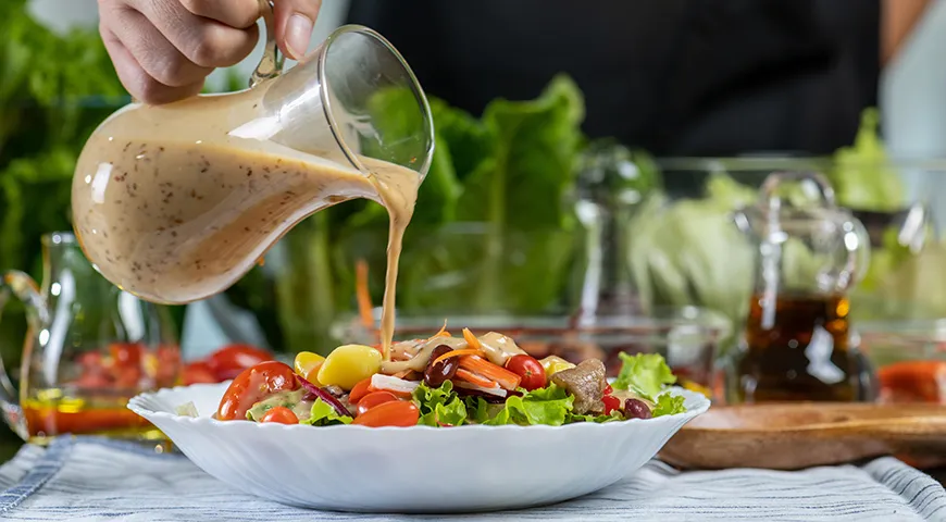 Салаты заправляют непосредственно перед подачей