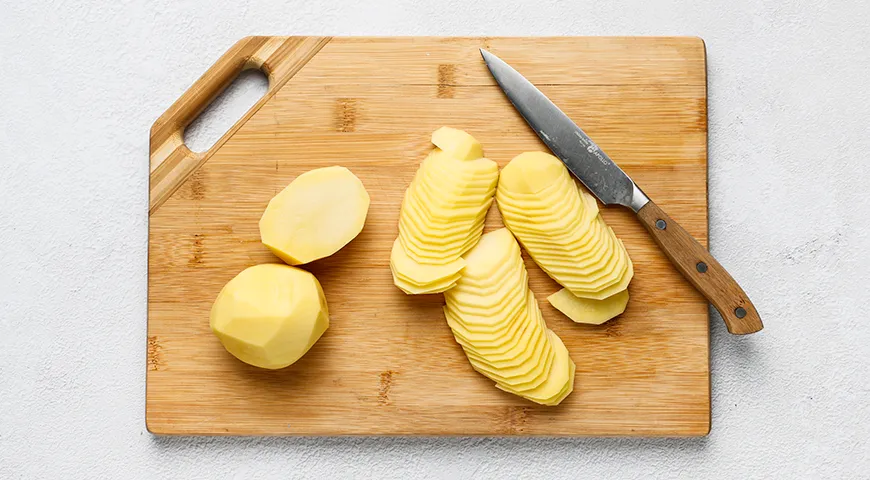 Мясо по-французски с картофелем, помидорами и сыром