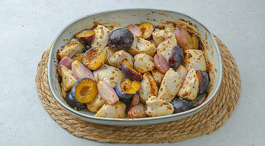 Индейка, запеченная со сливами и шалотом