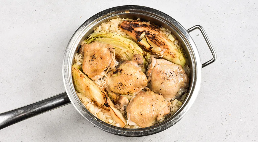 Курица с рисом и капустой в духовке