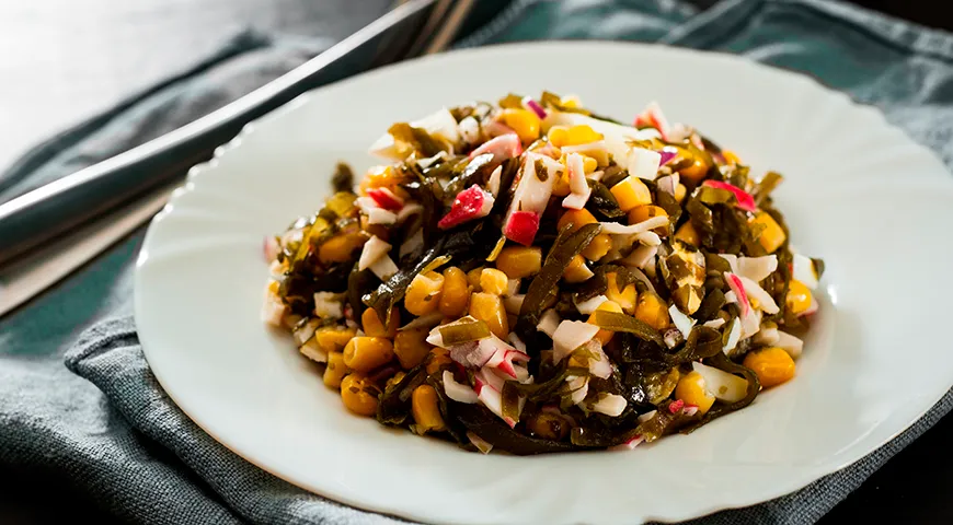 Салат из морской капусты с крабовыми палочками