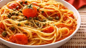 Паста с каперсами и томатным соусом