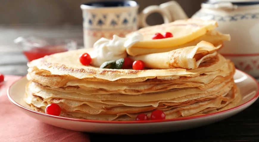 Из прокисшего кефира можно приготовить блины или оладьи