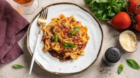 Макароны с беконом, сыром и помидорами на сковороде