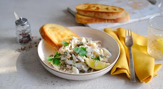 Салат из кальмаров с красным луком