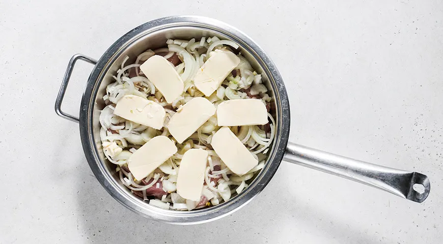 Тушеные куриные бедрышки с луком