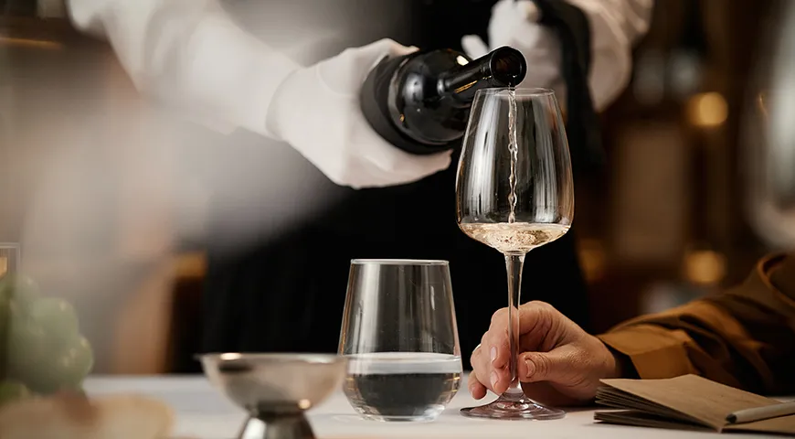 Дегустация вина знакомит гостя не с брендом, а с конкретной бутылкой: правильной ли она температуры, нет ли в вине порчи