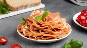 Диетологи выбрали безопасный мясной деликатес: в нем меньше жира и соли