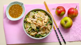 Салат с курицей, яблоком и огурцом