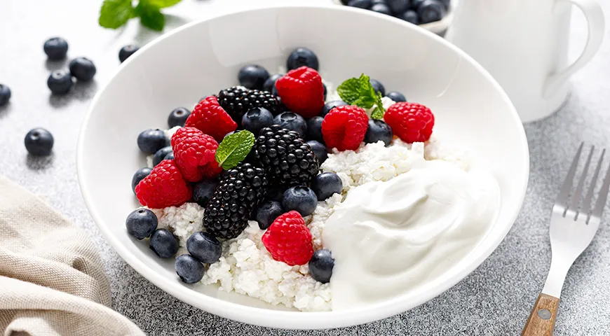 К творогу 1,8% отлично подходят ягоды и натуральный йогурт