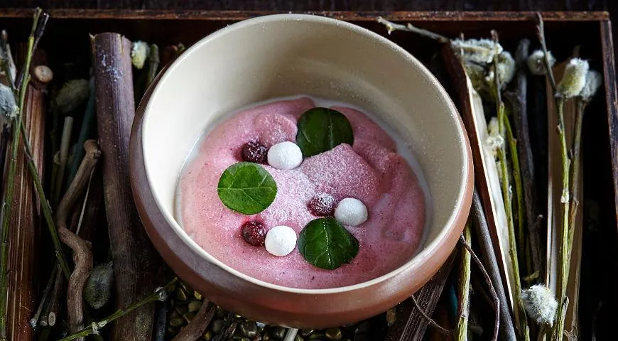 Эстонцы готовят манна вахт — манную кашу, заваренную клюквенным морсом и взбитую до консистенции нежнейшего мусса