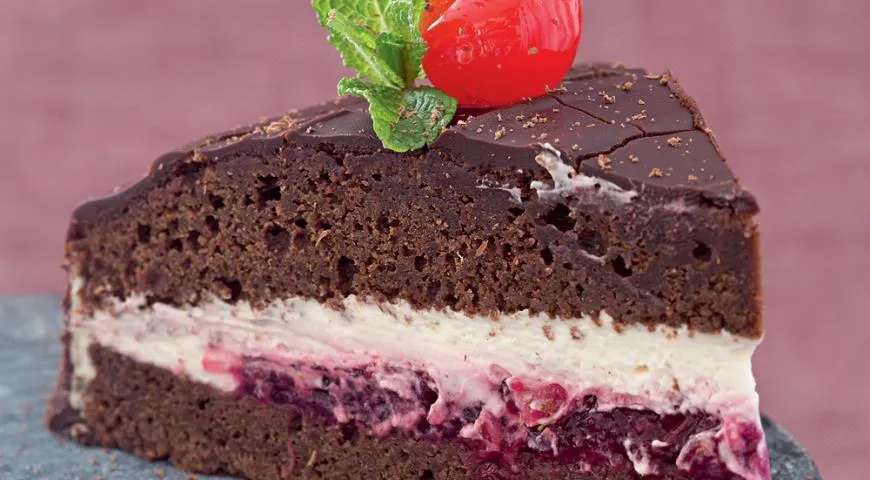 Домашний шоколадный торт с вишней