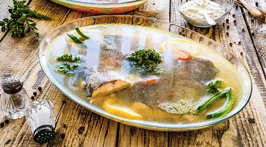 Перед подачей в центр каждой тарелки выкладывают крупные куски рыбы, затем аккуратно вливают уху 