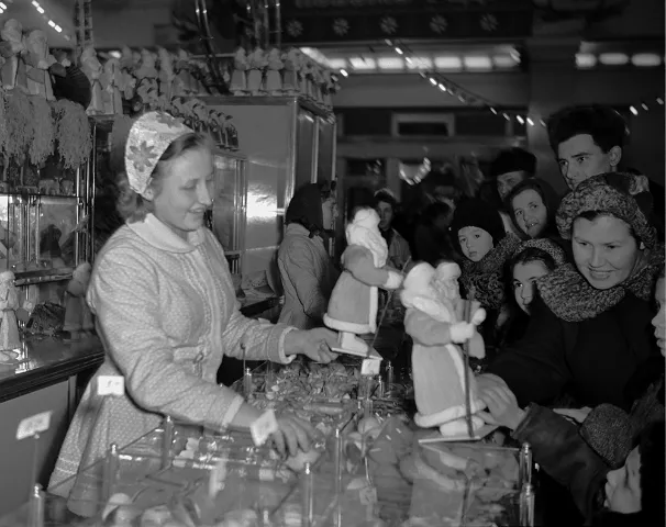 В одном из отделов магазина «Детский мир» в канун Нового года. Фото М. Озерского. Москва, декабрь 1957 г.