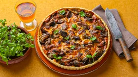 Открытый пирог с грибами и сыром