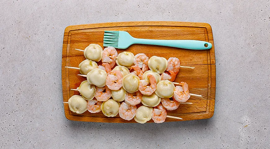 Шашлычки из пельменей с креветками