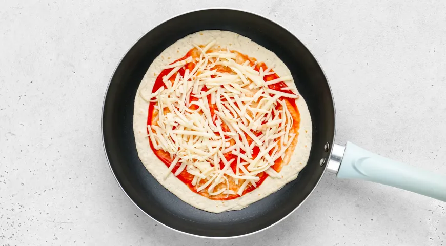 Пицца на тортилье на сковороде