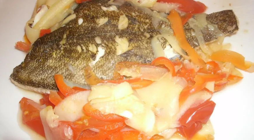 Камбала, запеченная с овощами