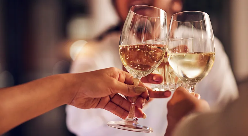 Для миллезимного шампанского и Блан де Блан подойдут широкие, круглые бокалы, предназначенные для подачи выдержанного шардоне