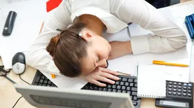 Россиянам посоветовали спать на работе