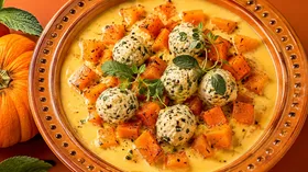 Куриные фрикадельки с тыквой в сливках