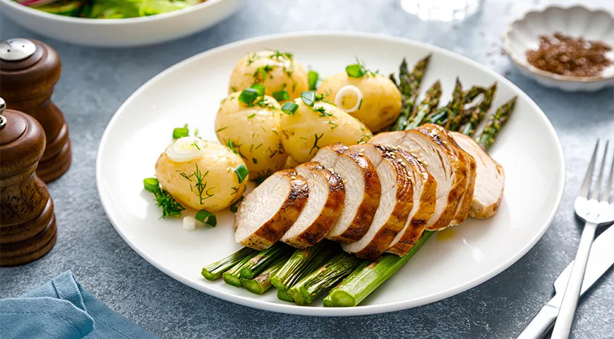 Куриное филе с отварным картофелем — вариант обеда при белой диете