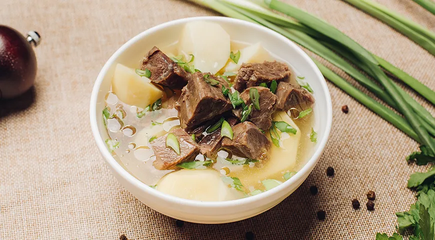 Бухлер (бухлёр) — наваристый мясной бульон с крупными кусками мяса 