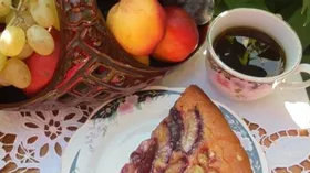 Пряничный пирог со сливами и виноградом