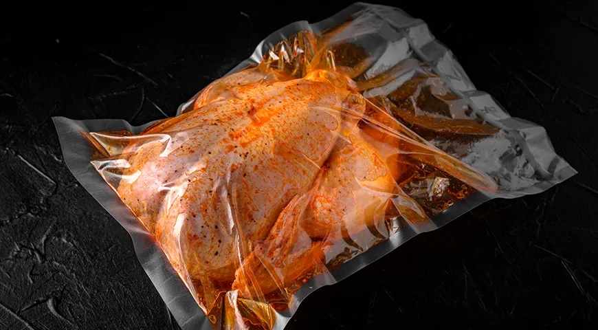 Курицу в вакуумной упаковке с солью и специями можно хранить в холодильнике до 7–8 дней