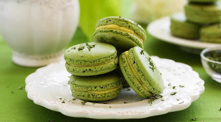 Макарон с чаем матча