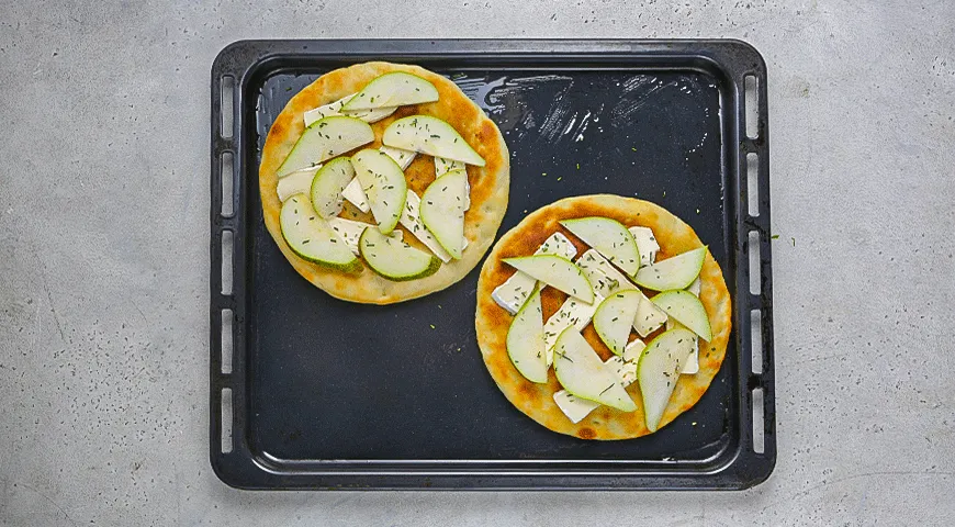 Лепешки с грушей и бри