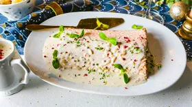 Лосось в сливочном соусе и вине