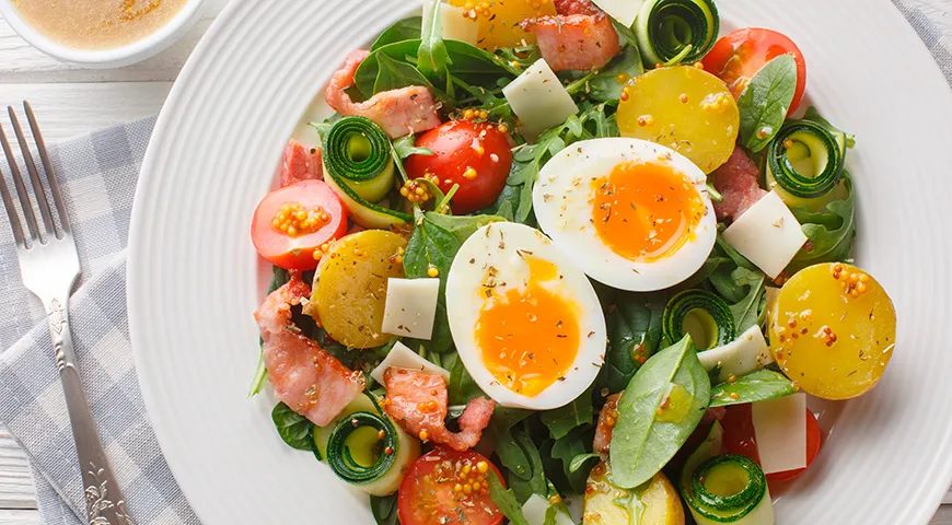 Яйцо всмятку особенно выигрышно выглядит в зерновых и овощных боулах